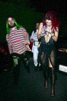 Горячая Белла Торн засветила сиськи на вечеринке