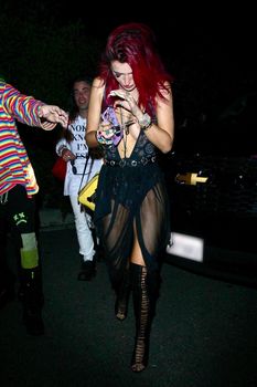 Горячая Белла Торн засветила сиськи на вечеринке