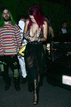 Горячая Белла Торн засветила сиськи на вечеринке