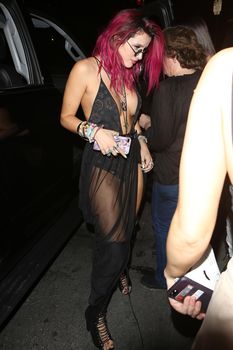 Горячая Белла Торн засветила сиськи на вечеринке