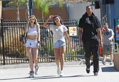 Яркая Белла Торн засветила грудь в Magic Mountain в Валенсии фото #16