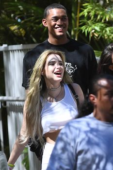 Яркая Белла Торн засветила грудь в Magic Mountain в Валенсии фото #19