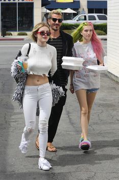 Возбуждающие сосочки Беллы Торн в эротическом наряде в Северном Голливуде фото #12