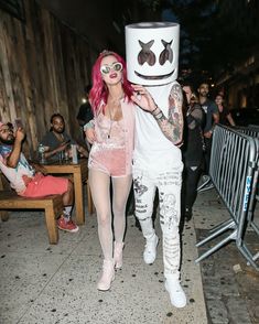 Аппетитная грудь Беллы Торн в эротическом наряде в Нью-Йорке фото #1