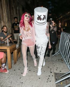 Аппетитная грудь Беллы Торн в эротическом наряде в Нью-Йорке фото #2