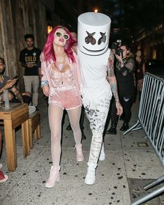 Аппетитная грудь Беллы Торн в эротическом наряде в Нью-Йорке фото #5