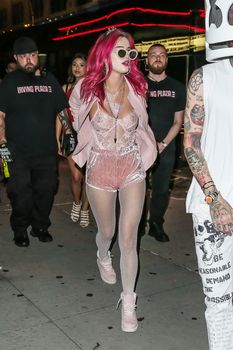 Аппетитная грудь Беллы Торн в эротическом наряде в Нью-Йорке фото #9