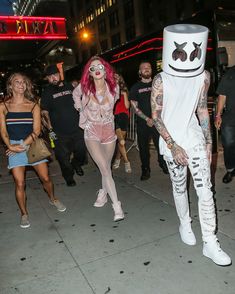 Аппетитная грудь Беллы Торн в эротическом наряде в Нью-Йорке фото #10