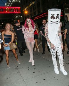 Аппетитная грудь Беллы Торн в эротическом наряде в Нью-Йорке фото #11