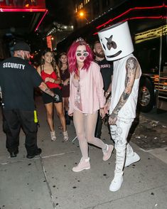 Аппетитная грудь Беллы Торн в эротическом наряде в Нью-Йорке фото #13