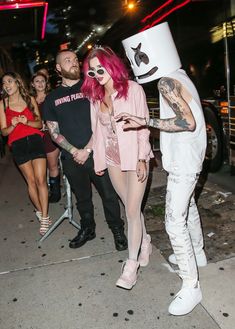 Аппетитная грудь Беллы Торн в эротическом наряде в Нью-Йорке фото #14