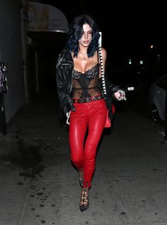 Красивая грудь Беллы Торн в сексуальном корсете на Rae Sremmurd's Birthday Party