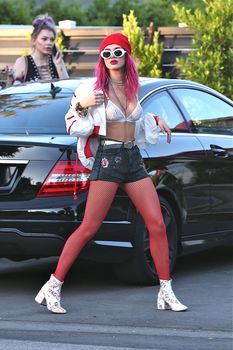 Сексуальная Белла Торн в прозрачном лифчике в Лос-Анджелесе