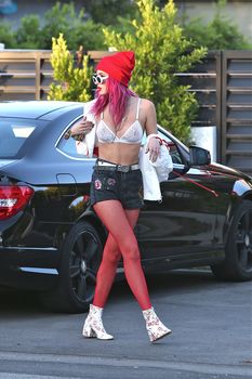 Сексуальная Белла Торн в прозрачном лифчике в Лос-Анджелесе