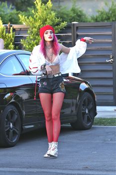 Сексуальная Белла Торн в прозрачном лифчике в Лос-Анджелесе