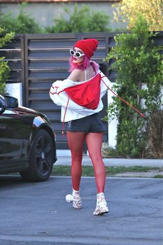 Сексуальная Белла Торн в прозрачном лифчике в Лос-Анджелесе