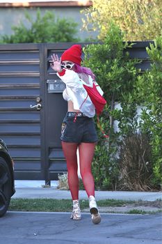 Сексуальная Белла Торн в прозрачном лифчике в Лос-Анджелесе