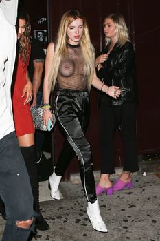 Голая грудь Беллы Торн в прозрачном наряде на прогулке