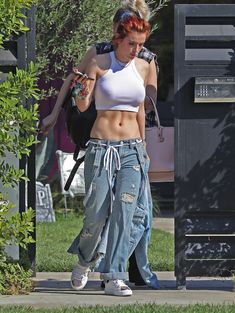 Торчащие соски Беллы Торн сквозь сексуальный топ в Лос-Анджелесе