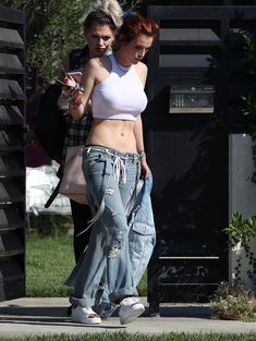 Торчащие соски Беллы Торн сквозь сексуальный топ в Лос-Анджелесе