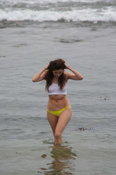 Красотка Бланка Бланко засветила грудь сквозь прозрачный топ на пляже фото #7