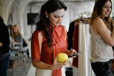 Красотка Камила Мендес засветила грудь в прозрачной блузке на фотосессии фото #4