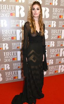 Сочная голая грудь Камилы Морроне на The Brit Awards фото #3