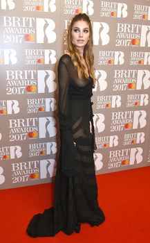 Сочная голая грудь Камилы Морроне на The Brit Awards фото #5