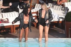 Заманчивая Кэндис Свейнпол топлесс в бассейне в Рио-де-Жанейро фото #1