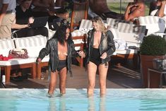 Заманчивая Кэндис Свейнпол топлесс в бассейне в Рио-де-Жанейро фото #2