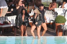 Заманчивая Кэндис Свейнпол топлесс в бассейне в Рио-де-Жанейро фото #4