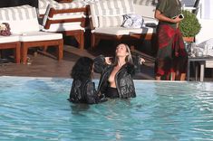 Заманчивая Кэндис Свейнпол топлесс в бассейне в Рио-де-Жанейро фото #6