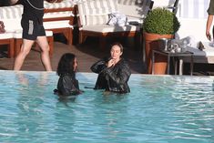 Заманчивая Кэндис Свейнпол топлесс в бассейне в Рио-де-Жанейро фото #7