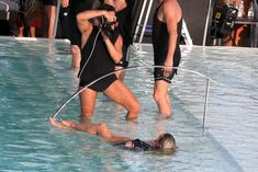 Заманчивая Кэндис Свейнпол топлесс в бассейне в Рио-де-Жанейро фото #10