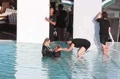 Заманчивая Кэндис Свейнпол топлесс в бассейне в Рио-де-Жанейро фото #11