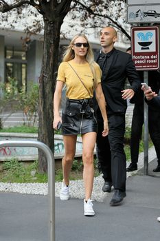 Милая Кэндис Свейнпол без лифчика на Milan Fashion Week фото #1