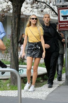 Милая Кэндис Свейнпол без лифчика на Milan Fashion Week фото #3