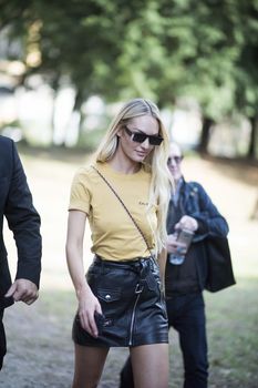 Милая Кэндис Свейнпол без лифчика на Milan Fashion Week фото #6