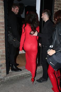 Сексуальная Charli XCX в прозрачном наряде для Хэллоуина фото #9