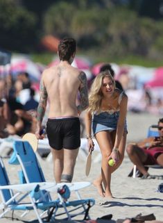 Красивая грудь Кьяры Ферраньи выпала из купальника на пляже Майами фото #3