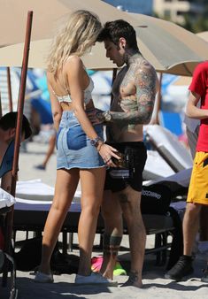 Красивая грудь Кьяры Ферраньи выпала из купальника на пляже Майами фото #6