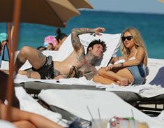 Красивая грудь Кьяры Ферраньи выпала из купальника на пляже Майами фото #8