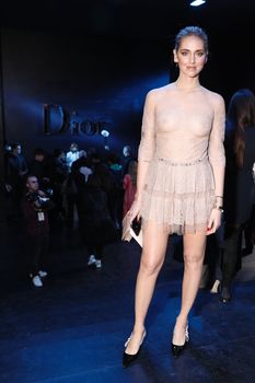 Голая грудь Кьяры Ферраньи сквозь прозрачный наряд на Paris Fashion Week фото #8