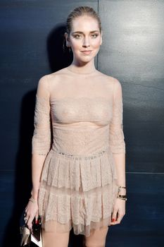 Голая грудь Кьяры Ферраньи сквозь прозрачный наряд на Paris Fashion Week фото #11