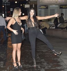 Страстная Хлоя Ферри засветила сиськи в прозрачном наряде в Ньюкасле фото #12