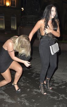 Страстная Хлоя Ферри засветила сиськи в прозрачном наряде в Ньюкасле фото #16