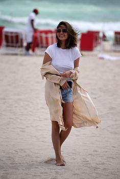 Шикарная Крисси Тейген без лифчика на Майами фото #7