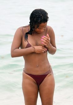 Сочная грудь Кристины Милиан выпала из купальника на пляже фото #3