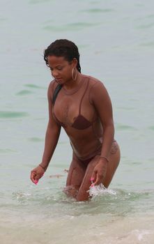 Сочная грудь Кристины Милиан выпала из купальника на пляже фото #7