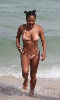 Сексуальная Кристина Милиан в миниатюрном бикини на Майами фото #10